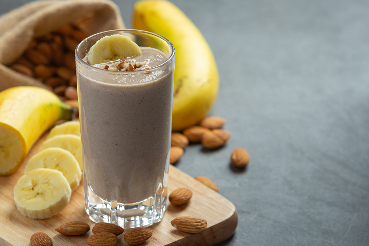 Proteinowy, bananowy shake z orzechami