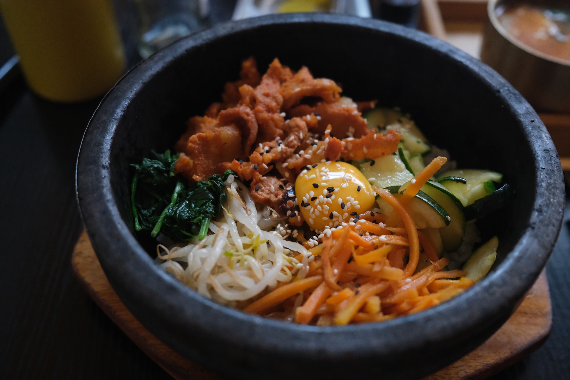 Koreański bibimbap z kurczakiem z rożna (plus opcja wegetariańska)