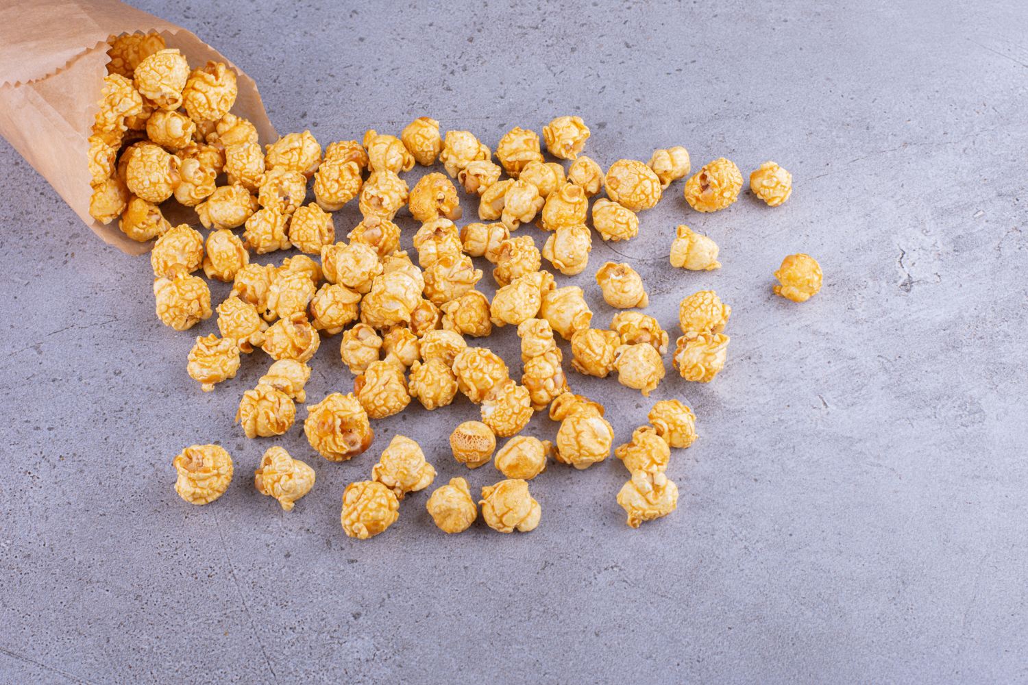 karmelowo-orzechowe kulki z popcornem